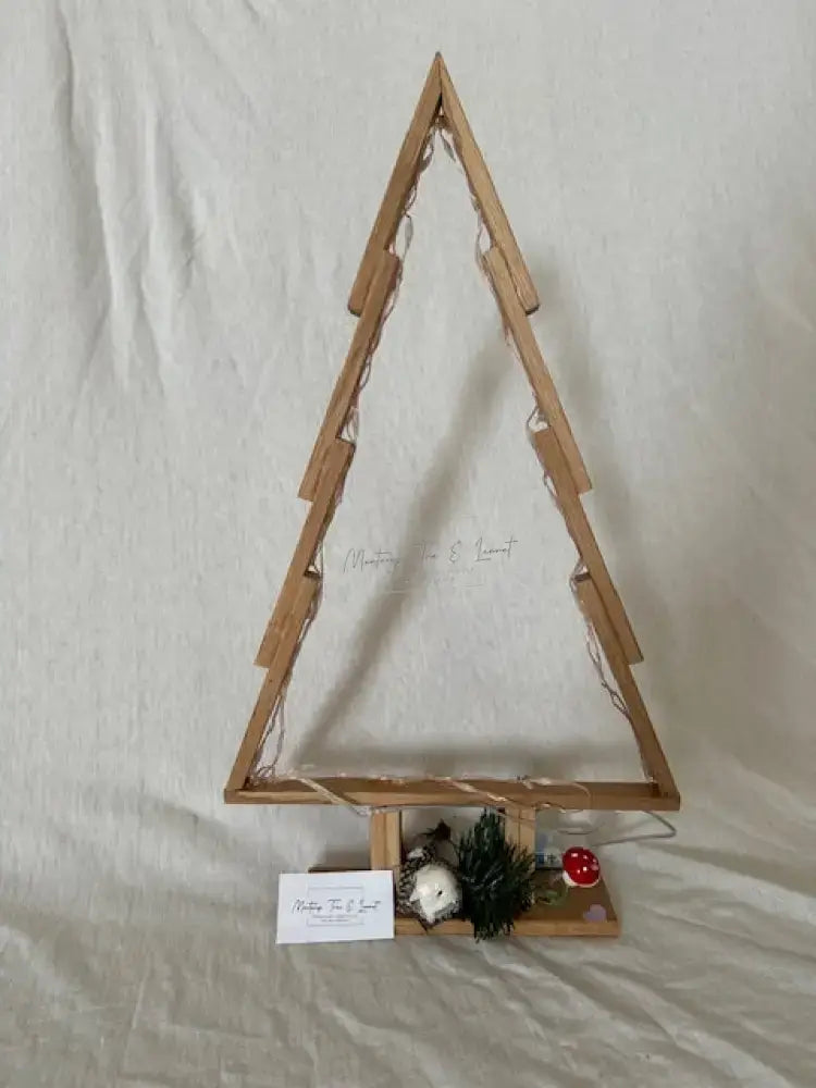 Juletre med ledlys (inne) i eik, dekorert med snømann og reinsdyr, høyde 40cm, perfekt julepynt.